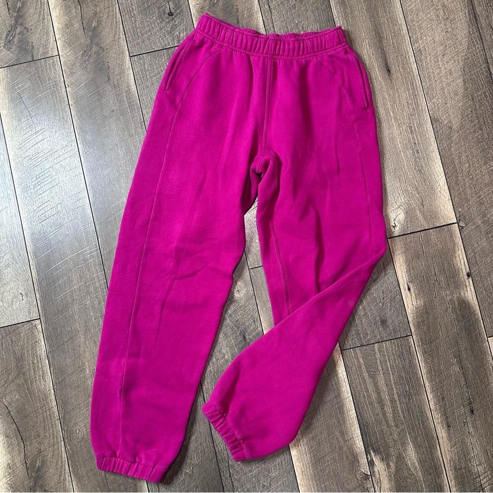 Lululemon Scuba Mid-Rise Oversized Jogger
Ripened Raspberry